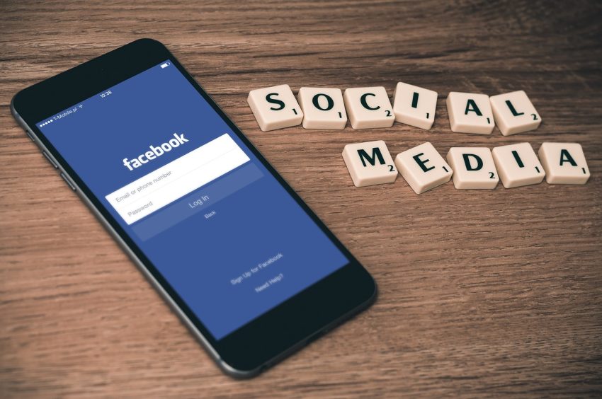 gambar telepon genggam dengan layar facebook