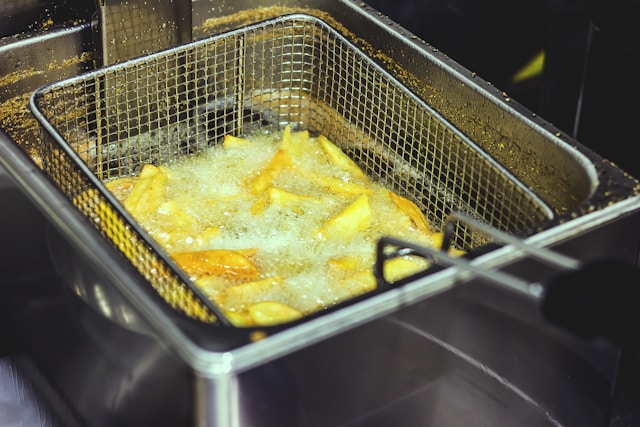 Ilustrasi deep frying dengan gas deep fryer